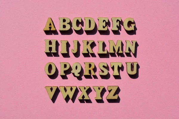 アルファベットの文字AからZピンクの背景に隔離された — ストック写真