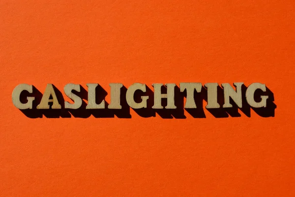 Gasverlichting Woord Houten Alfabet Letters Geïsoleerd Fel Oranje Achtergrond — Stockfoto