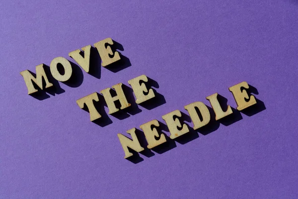 Move Needle Mots Lettres Alphabet Bois Isolés Sur Fond Violet — Photo