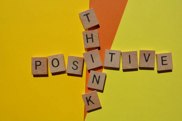 Think Positive Parole Lettere Alfabetiche Legno Isolate Sfondo — Foto Stock