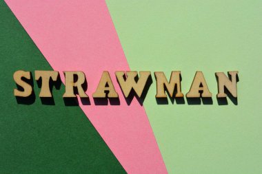 Strawman, arka planda sancak manşeti olarak izole edilmiş tahta alfabe harfleriyle kelime.