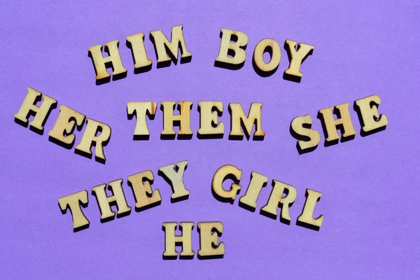性別は 男の子の女の子 紫色の背景に隔離された木製のアルファベット文字で言葉を発音します — ストック写真