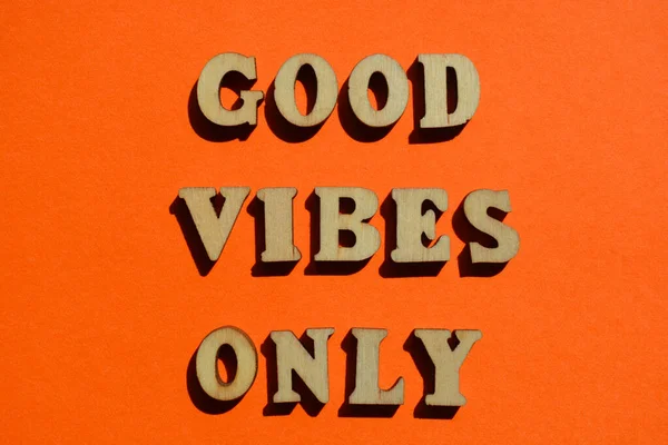 Хорошие Vibes Слова Деревянных Буквах Алфавита Изолированы Ярко Оранжевом Фоне — стоковое фото