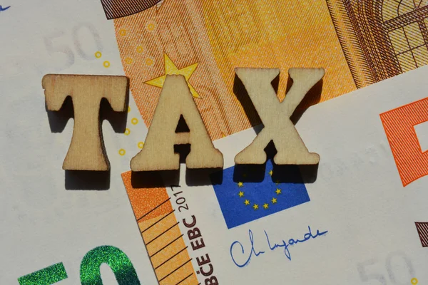 Belasting Woord Houten Alfabetletters Geïsoleerd Achtergrond Van Eurobankbiljetten — Stockfoto