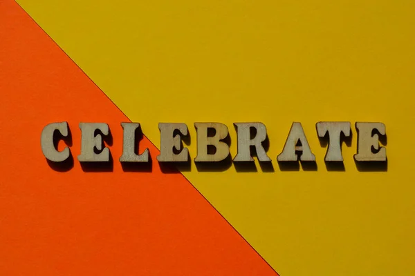 Feiern Wort Hölzernen Buchstaben Isoliert Auf Leuchtend Gelbem Und Orangefarbenem — Stockfoto