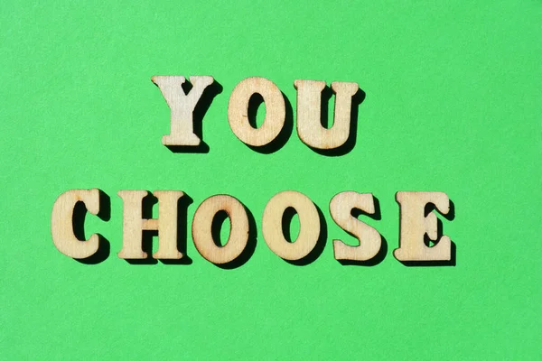 Můžete Vybrat Slova Dřevěné Abecedy Písmena Izolované Jasně Zeleném Pozadí — Stock fotografie