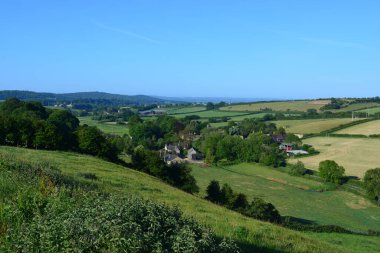 Yazın Donkey Lane 'den Oborne, Sherborne, Dorset, İngiltere' ye bakan yeşil tarım arazilerinin üzerinden geçişi.