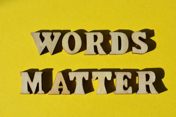 Słowa Materia Wyrażenie Drewnianych Liter Alfabetu Izolowane Żółtym Tle — Zdjęcie stockowe