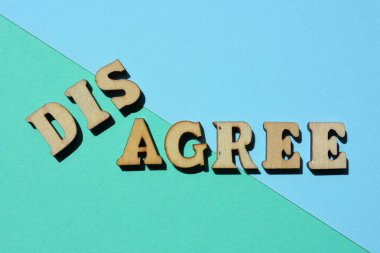 Katılıyorum, Katılıyorum, Katılmıyorum, karşıt anlamlara sahip kelimeler ön eki ile, arka planda izole edilmiş ahşap alfabe harfleriyle