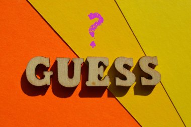 Tahta alfabe harfleriyle yazılmış kelime arka planda izole edilmiş ve manşet olarak bir soru işareti var.