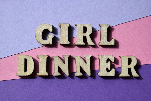 女の子の夕食 背景に隔離された木製のアルファベット文字の単語 ランダムに選択された食品のスナックとサイドディッシュで構成される食事 — ストック写真