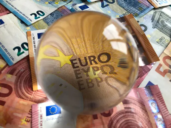 Předvídání Evropské Hospodářské Prognózy Eurobankovky Prostřednictvím Křišťálové Koule — Stock fotografie