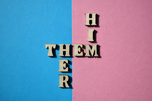 Hem Hen Haar Woorden Houten Alfabet Letters Kruiswoordvorm Geïsoleerd Roze — Stockfoto