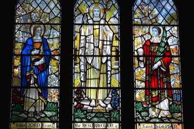 Din ve Hristiyanlık. Kilisede Aziz John, Aziz Stephen ve Diriliş 'i tasvir eden kurşun kaplı cam pencere.