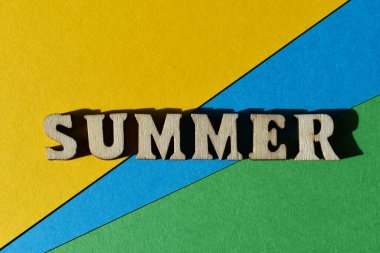Summer, kelime ahşap alfabe harfleriyle yazılmış mavi, yeşil ve sarı arka planda izole edilmiş