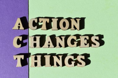 ACT, Action Changes Things kısaltması, tahta alfabe harfleriyle arka planda başlık olarak izole edilmiş