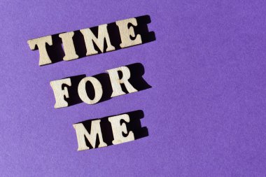 Benim için Zaman, ahşap alfabe harflerindeki kelimeler mor arkaplanda sancak başlığı olarak izole edilmiş.