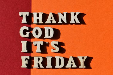 Şükürler olsun ki bugün Cuma, kırmızı ve turuncu arkaplandaki ahşap harflerle yazılmış kelimeler manşet olarak kullanılıyor.