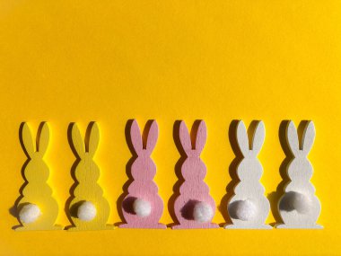 Fotokopi alanı olan sarı arkaplanda izole edilmiş Paskalya tavşanları.