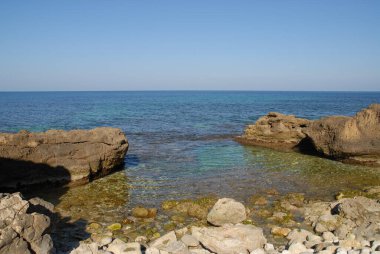 La Caleta Koyu, Cala Blanca plajı bölgesi Costa Blanca, denize bakıyor, Javea, Alicante Eyaleti, İspanya