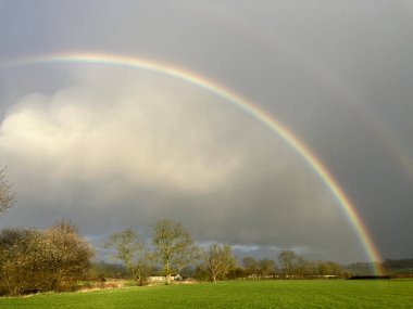 Kırsal alanda çift gökkuşağı, Somerset, İngiltere