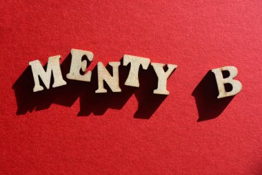 Menty B, Gen Z zihinsel çöküş için argo, kırmızı arkaplanda izole edilmiş ahşap alfabe harfleri başlık olarak