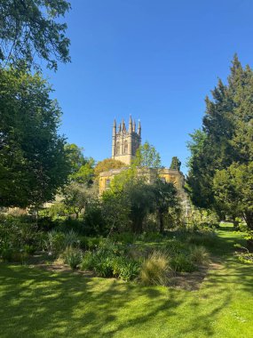Magdalen Kulesi, Oxford Üniversitesi Magdalen Koleji 'nin bir kısmını oluşturan bir çan kulesi..
