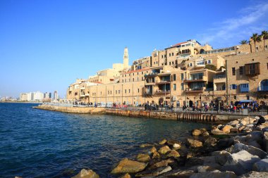 Jaffa, İsrail - Fabruary 11, 2023: Güneşli bir günde Jaffa limanı. Jaffa limanı dünyanın en eski limanlarından biridir ve 7000 yıldan fazladır aktif olarak kullanılmaktadır..