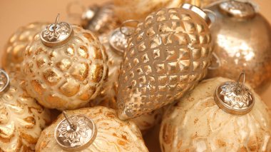  Altın rengi duvar kağıtları. Altın toplar. Altın noel baloları. Noel ağacı desenleri. Minimalist stil ve tek renkli Noel süslemeleri tasarla..