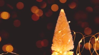 Karanlık arka planda parlayan bokeh 'li bir Noel ağacı. 4k görüntü