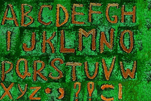 Alfabet Lovertjes Gouden Lovertjes Letters Groene Sprankelende Pailletten Achtergrond Glanzende — Stockfoto