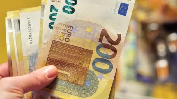 Lâmpadas Notas Euro Carrinho Supermercado Fundo Amarelo Pagamento Faturas Elétrica — Vídeo de Stock
