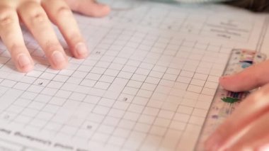 Matematik ödevi. Liseli kız matematik ödevi yapıyor. Eğitim ve eğitim konsepti. Matematik dersi. Yüksek kalite 4k görüntü