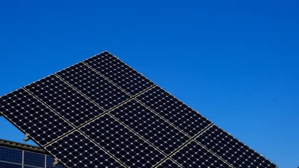 太阳能电池板取样 太阳能可再生能源 在明亮的蓝天背景上 街道上的太阳能板广告牌 太阳能技术 绿色能源 4K镜头 — 图库视频影像