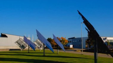 Güneş panelleri örnekler. Güneş enerjisi teknolojisi. Yeşil enerji konsepti. Güneş ışığından yenilenebilir temiz enerji. Sokakta parlak mavi gökyüzü arka planında güneş panoları var. 4k görüntü