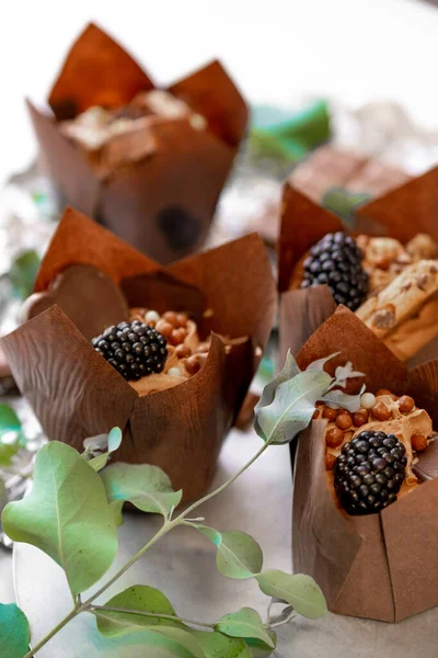 Produtos Panificação Sobremesa Chocolate Cupcake Muffin Apetitoso Com Amora Folhas — Fotografia de Stock