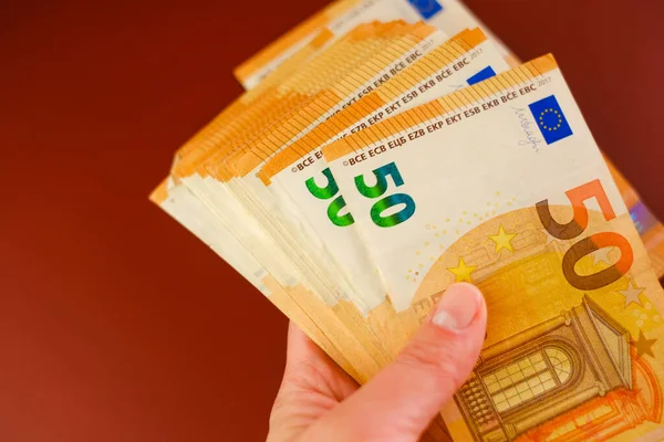 Billetes Euros Mano Sobre Fondo Borgoña Gastos Ingresos Los Países —  Fotos de Stock