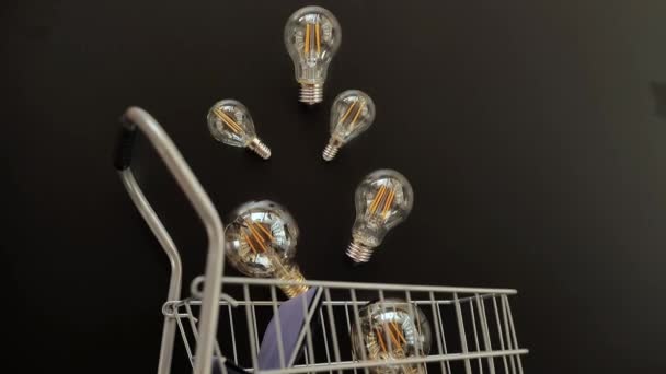Náklady Elektřinu Elektrické Lampy Set Nákupním Košíku Černém Křídovém Prkně — Stock video