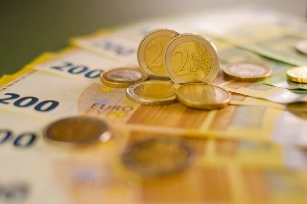 Dos Monedas Euro Doscientos Billetes Euro Gastos Ingresos Los Países — Foto de Stock