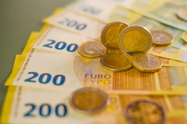 Dos Monedas Euros Billetes Euros Sobre Fondo Verde Oscuro Gastos — Foto de Stock