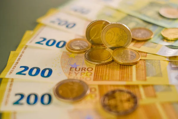 Monedas Billetes Euros Sobre Fondo Verde Oscuro Gastos Ingresos Los — Foto de Stock