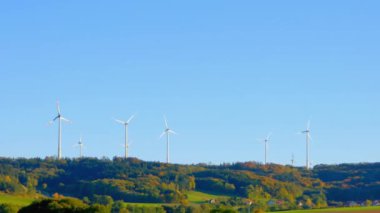 Rüzgar gücü. Yel değirmenleri sonbahar mevsiminde kurulur. Yenilenebilir enerji. Alternatif enerji kaynakları. Çevre dostu doğal enerji kaynağı. 4k görüntü