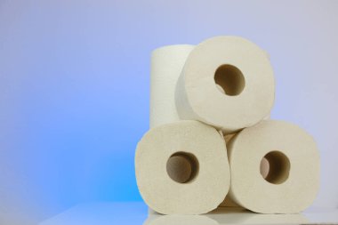 Mavi zemin üzerine tuvalet kağıdı. Satın alma ve tuvalet kağıdı kıtlığı. Temizlik ve sağlık konsepti. Avrupa 'da kağıt endüstrisi krizi.
