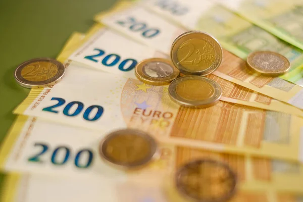 Monedas Euros Doscientos Billetes Euros Sobre Fondo Verde Oscuro Gastos — Foto de Stock