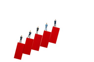 Takım konsepti. Çalışma ekibinde ve şirkette hiyerarşi. Kariyer gelişimi. Beyaz arka planda izole edilmiş kırmızı basamaktaki bir iş adamının figürü. 