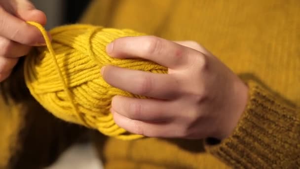 Mãos Enrolamento Fio Novelo Amarelo Close Conceito Passatempo Bordado Tricotar — Vídeo de Stock