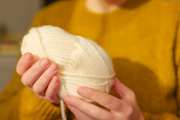 Hobby Skeins Tricô Cor Bege Fio Mãos Fio Mostarda Sweater — Fotografia de Stock