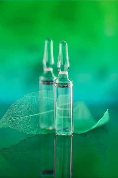Kozmetikai Ampullák Készlet Zöld Vázolt Levelek Egy Türkiz Zöld Homályos — Stock Fotó