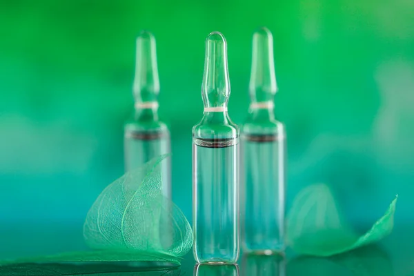 Hialuronsav Ampullákban Kozmetikai Ampullák Szépségápolási Termékek Átlátszó Ampullák Készlet Zöld — Stock Fotó