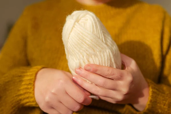 Skeins Yarn Beige Colour Hands Mustard Wool Sweater Wool Yarn — Stock Photo, Image